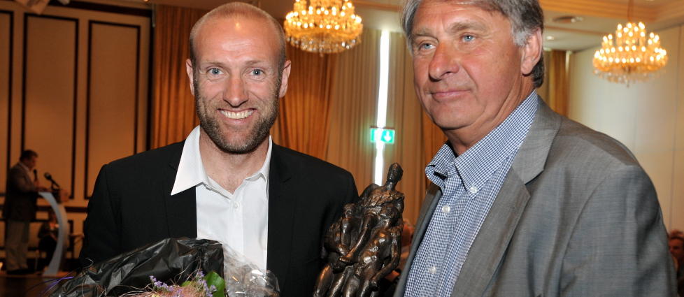 LAPPL�S: Odd-Bj�rn Hjelmeset, her med komiteleder Jan Morten Berger, mistet f�rerkortet.
Foto: Ned Alley / NTB scanpix