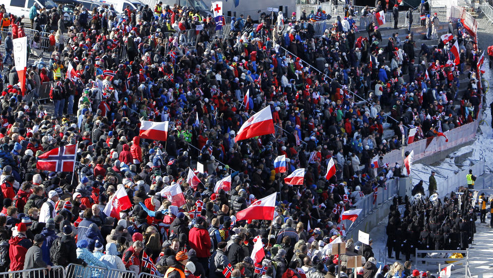MARKERER SEG I KOLLEN: Mange Norges-bosatte polakker m�ter hvert �r opp under Holmenkollrennene for � heie p� ut�vere fra gamlelandet - f�rst og fremst Adam Malysz - med medbrakte hvite og r�de polske flagg. Foto: ERLEND AAS / NTB SCANPIX
