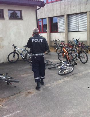 Sprutet etsende væske på hverandre under vannkrig med russen