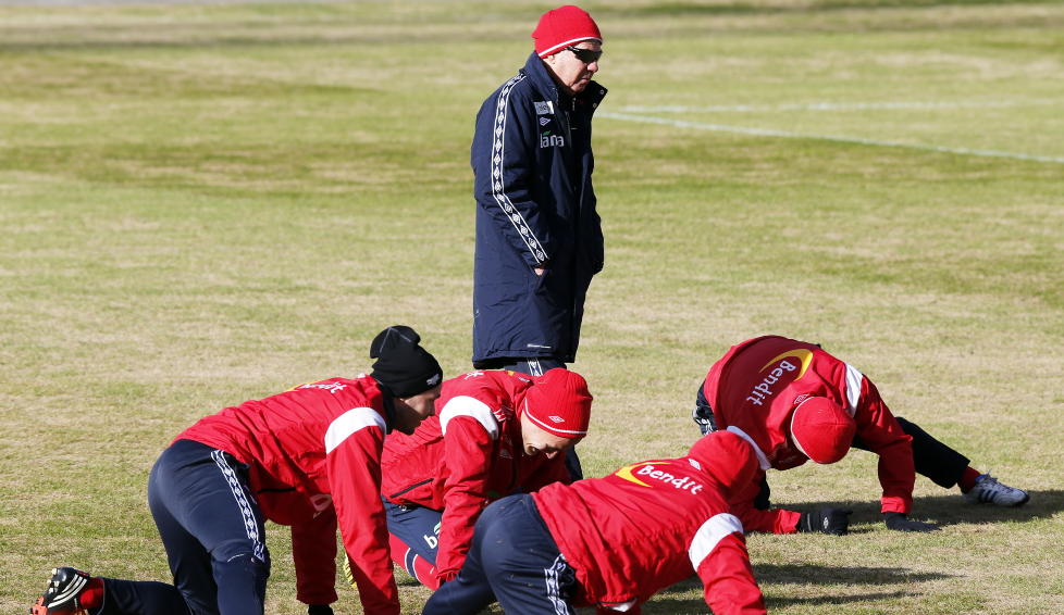 LIKE, MEN IKKE S� LIKE: Landslagssjef Egil Olsen skryter av Dortmund og er misunnelig p� tyskernes spillerstall. Foto: Lise �serud / NTB scanpix