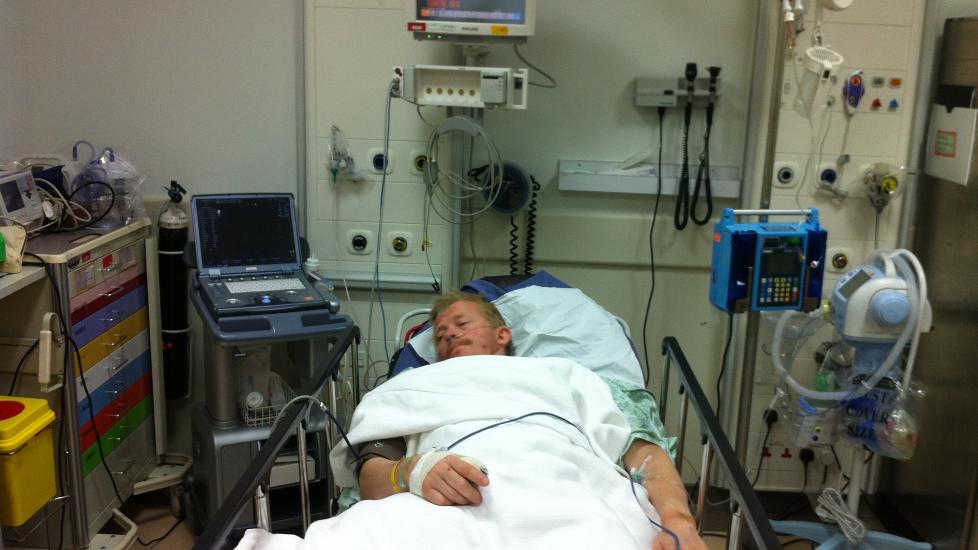 SKAL OPERERES: P�l Anders Ullev�lseter skal opereres etter at han i dag krasjet i Qatar. Nordmannen har ikke gitt opp deltakelse i neste Dakar-rally. Foto: Vladimir Kusnier/Team Ullev�lseter