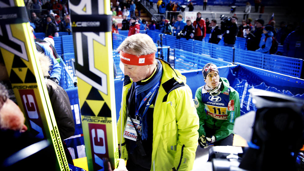 MER SEERVENNLIG: FIS renndirekt�r Walter Hofer h�per nytt verkt�y skal f� folk til � skj�nne hoppsporten bedre. Foto: Bj�rn Langsem / DAGBLADET.