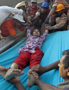 40 reddet ut i live fra ruinene i Bangladesh