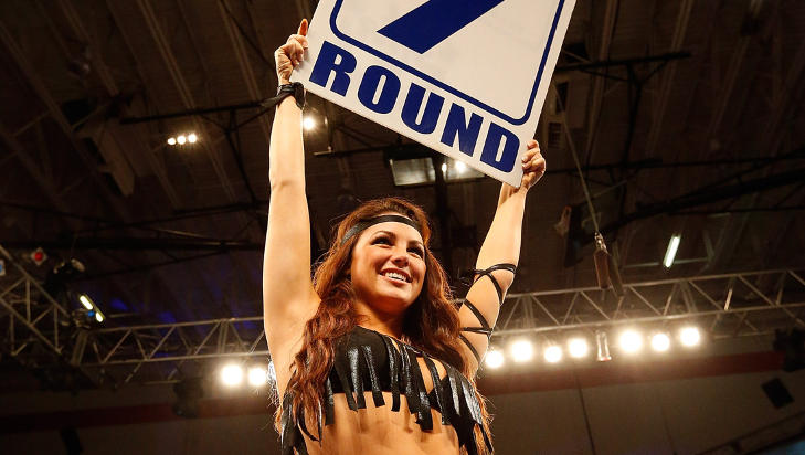  IKKE S�NN:  Kvinnelige plakatb�rere er standard under boksekamper. Det �nsker Cecilia Br�khus og Frida Wallberg � endre. Foto:  J. Meric / Getty Images / AFP / NTB Scanpix