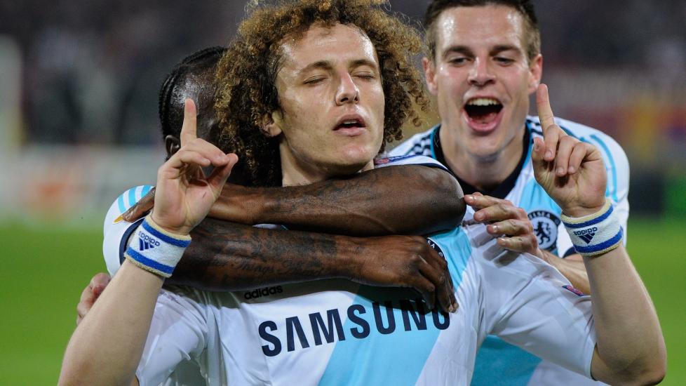 REDDET CHELSEA: Brasilianske David Luiz scoret p� frispark i siste overtidsminutt. Foto: AFP / SEBASTIEN BOZON