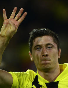 - Lewandowski har signert to Bayern-kontrakter