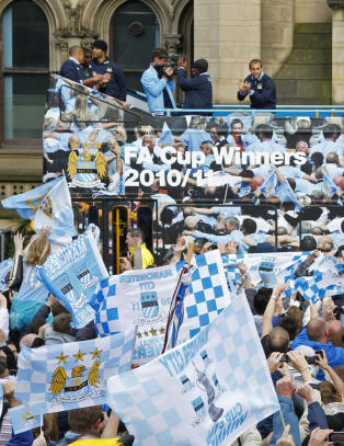 Fem ganger så mange City-fans som United-fans feiret i 2011