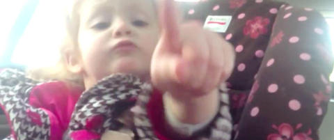 August (2) ble lei av pappas mas: - Pass dine egne saker!