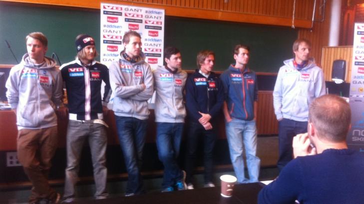 DETTE ER LAGET: Disse hopperne er med p� landslaget til neste sesong. Fra venstre: Rune Velta, Tom Hilde, Andreas Stjernen, Anders Jacobsen, Anders Fannemel og Kim Ren� Elverum Sorsell. Anders Bardal var ikke p� pressekonferansen, men er med p� laget. Helt til h�yre: Landslagstrener Alexander St�ckl. Foto: Tore Ulrik Bratland.