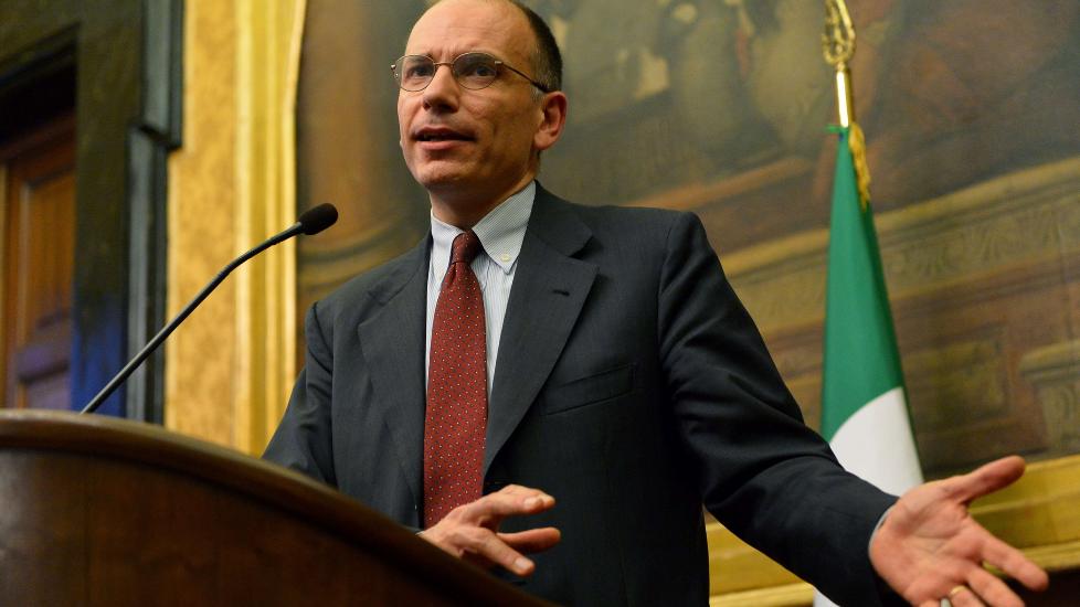 �UMULIG OPPDRAG�:Enrico Letta holder p� med vanskelige regjeringsforhandlinger. Tidligere statsminister Silvio Berlusconi har stilt n�rmest umulige krav til ham. 46 �r gamle Letta vil ha et regjeringsprogram for � h�ndtere det han kaller �sosial n�dstilstand�. Foto: AFP / Scanpix / VINCENZO PINTO