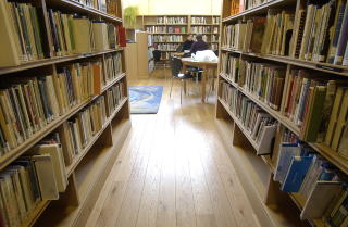 GRATIS: Flyplassbibliotek er en av ideene som n� dr�ftes p� Gardermoen. Her fra et bibliotek i Edinburgh. Foto: TOM MARTINSEN