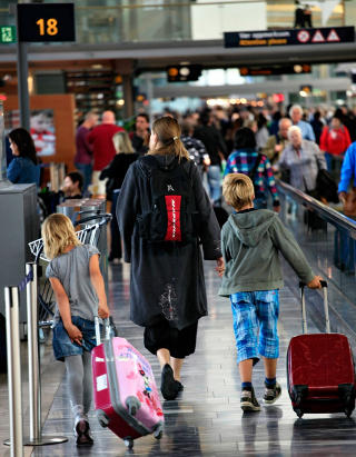 BARN: Barnefamilier st�r s�rlig i fokus n�r flyplassen tar grep. Aktivitetsrom for barn er blant ideene som dr�ftes. Foto: OSLO LUFTHAVN GARDERMOEN