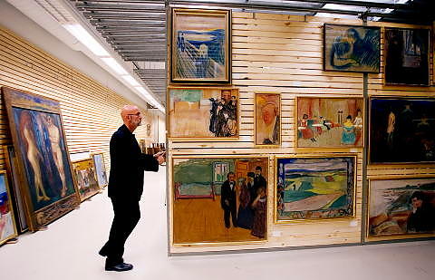 MUNCH F�R AVGANG? I Nederland har Rijksmuseum Amsterdam en filial p� Schiphol. M�let er � gi en smakebit av landet p� flyplassen. Kanskje f�r du se Munch p� Gardermoen i framtida. Her fra Munchmuseets magasin. Foto: TORE BERGSAKER