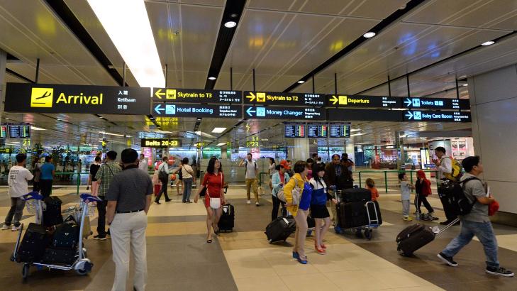 CHANGI INTERNATIONAL AIRPORT I SINGAPORE: Flyplassen er nettopp k�ret til verdens beste - for fjerde gang. Her kan du spasere mellom sommerfugler i flyplassens egen park, ta deg en sv�mmetur eller g� p� kino. M� du vente p� neste fly i over fire timer, f�r du gratis bysightseeing.  Foto: ROSLAN RAHMAN / AFP / NTB SCANPIX