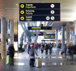 BEDRE SKILTING: Mange har g�tt feil p� Oslo lufthavn. N� tar flyplassen grep. I ankomsthallen f�r du n� se logoene til flyselskapene, ikke bare flightnummer og selskapets kode. informasjonstavla er ogs� flyttet foran dem som venter, s� de kan f�lge med n�r deres kj�re kommer ut. 
Foto: OSLO LUFTHAVN GARDERMOEN