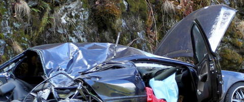 Jente (15) d�de etter at bil ble smadret av stein