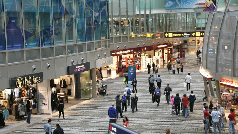 CHANGI INTERNATIONAL AIRPORT I SINGAPORE: Flyplassen er nettopp k�ret til verdens beste - for fjerde gang. Her kan du spasere mellom sommerfugler i flyplassens egen park, ta deg en sv�mmetur eller g� p� kino. M� du vente p� neste fly i over fire timer, f�r du gratis bysightseeing. Foto: AFP PHOTO / NTB SCANPIX