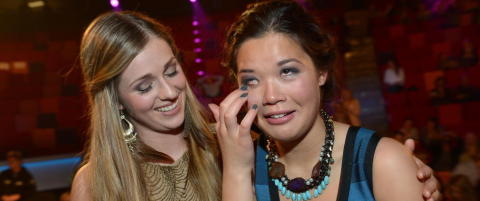 - Derfor st�r jeg her og griner