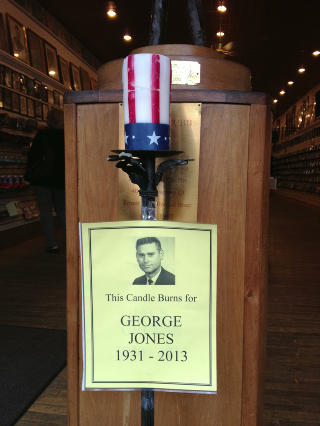 MINNES I NASHVILLE: �n time etter at d�dsfallet ble kjent i g�r, ble det tent et lys for George Jones i Ernest Tubb Record Store i sentrum av countryhovedstaden Nashville. Foto: AP / NTB Scanpix