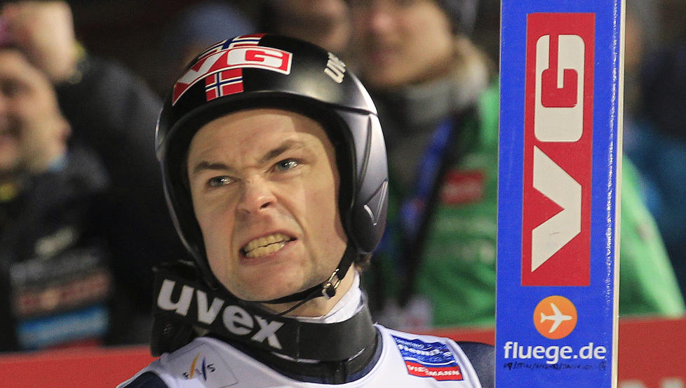 SKADET KORSB�NDET:  Anders Jacobsen kan tidligst hoppe p� ski i slutten av november etter fallet i Planica i mars. Foto: NTB SCANPIX