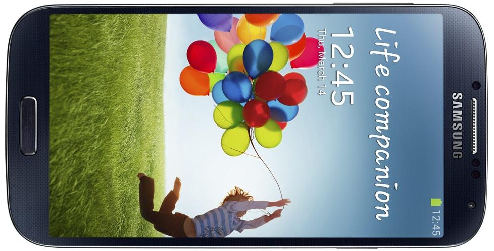 IDENTISK: Utenp� er Galaxy S4 sv�rt lik forgjengeren, men den har f�tt st�rre skjerm og kraftigere innmat.