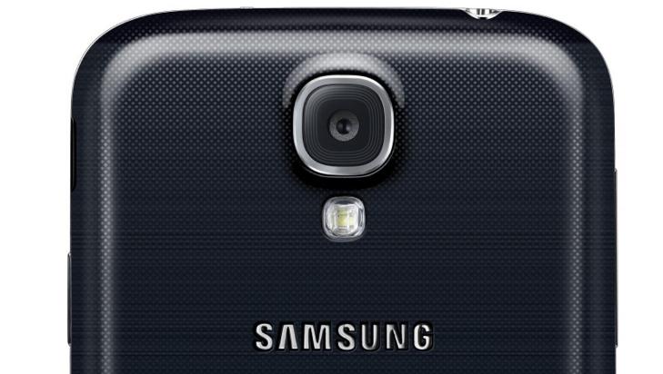 PLAST: Dekselet p� baksiden av Galaxy S4 er av ekte plast. Det er lett � f� av og her tipper vi Samsung har ofret tilbeh�rsindustrien en tanke eller to. Det vil v�re veldig enkelt � bytte bakdekselet.