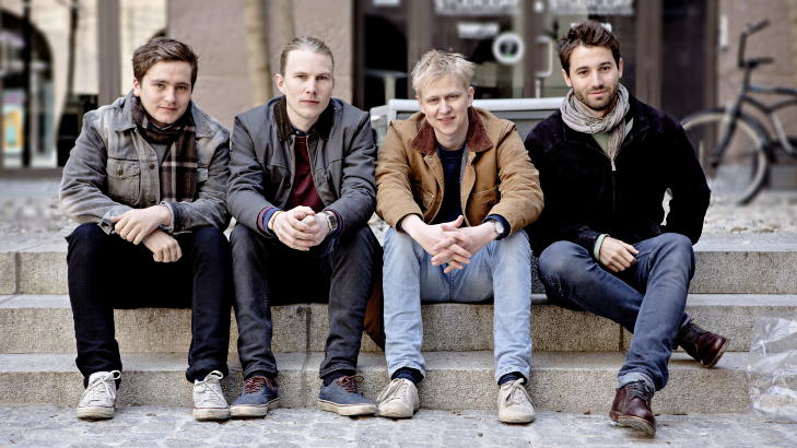 Debuterer: Komiker og tekstforfatter �ivind Vogt (i gul jakke), s�nn av skuespiller Nils Vogt, gj�r sin f�rste skuespillerjobb i �� begrave en hund�. Resten av gjengen er, fra venstre, skuespiller Benjamin Helstad, og regiss�rene Andreas Liseberg og Julian Hagemann. Foto: Lars Eivind Bones / Dagbladet