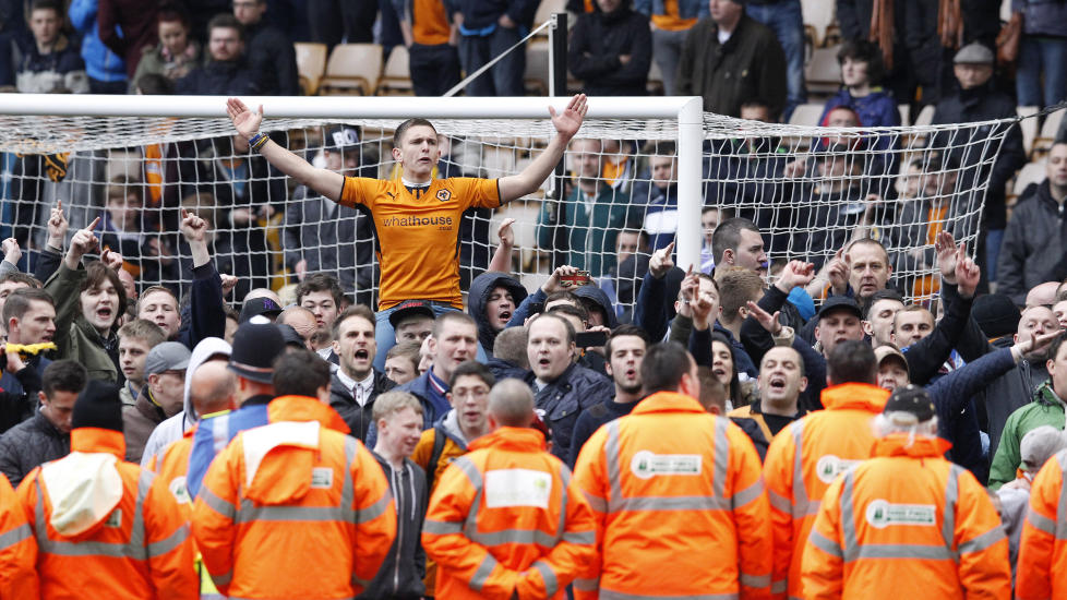 RASENDE FANS: Flere hundre Wolves-fans stormet Molineux etter kampen mot Burnley.