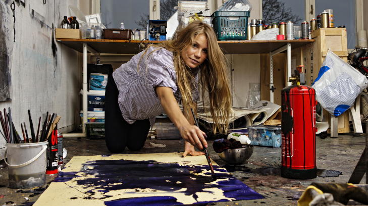 - Lekende: Ekblads arbeider uttrykker en uh�ytidelig og u�rb�dig tiln�rming, og de fremst�r p� sitt beste som kjapt fremstilte energifelt man opplever p� kroppen &mdash; forf�rende, lekende og oppriktige, konkluderer Dagbladets anmelder.  
Foto : Sigurd Fandango / Dagbladet