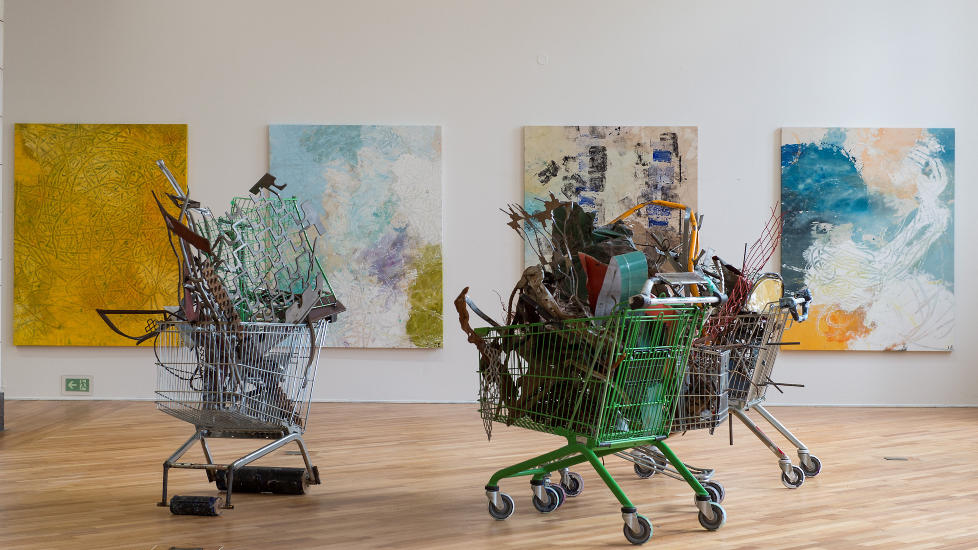 - Energi og kritikk: Det tyter ut deformerte metallstenger og volumin�se rustne flak, og med dette oppst�r en type skulptur som er ladet med b�de sprutende energi og en latent, om enn opplagt, kritikk, skriver Dagbladets anmelder.