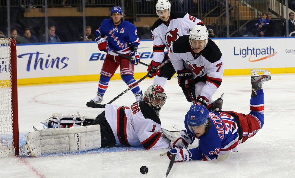 MYE ISTID: Mats Zuccarello Aasen fikk mye istid for New York Rangers mot New Jersey Devils. Her pr�ver han � lure Johan Hedberg, men f�r ikke pucken i nettet. Foto: Bruce Bennett / Getty Images / AFP / NTB Scanpix