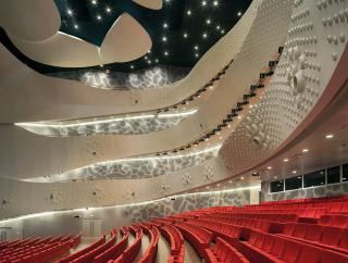 ROSINEN: Dette er kjernen i konferansesenteret, teater- og konferansesalen som rommer opp mot 2500 mennesker. FOTO: Duccio Malagamba