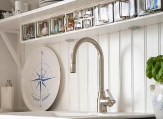 T�RT OG TILGJENGELIG: Den ledige plassen under kj�kkenhyllene kan brukes p� en lur m�te. Oppbevarer du t�rrvarer i smarte beholdere, frigir du plass i hyllene, og maten er lett tilgjengelig. FOTO: Christer Vallstrand Ina Agency