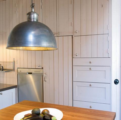 BYGG I H�YDEN: Bruk hele veggene og utnytt plassen helt opp til taket. FOTO: Christer Vallstrand Ina Agency