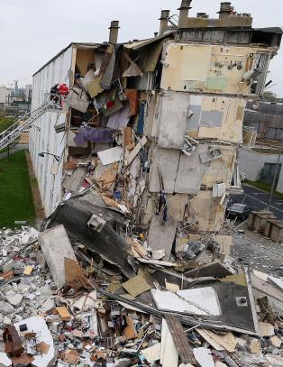 To omkom da boligblokk raste sammen i Frankrike