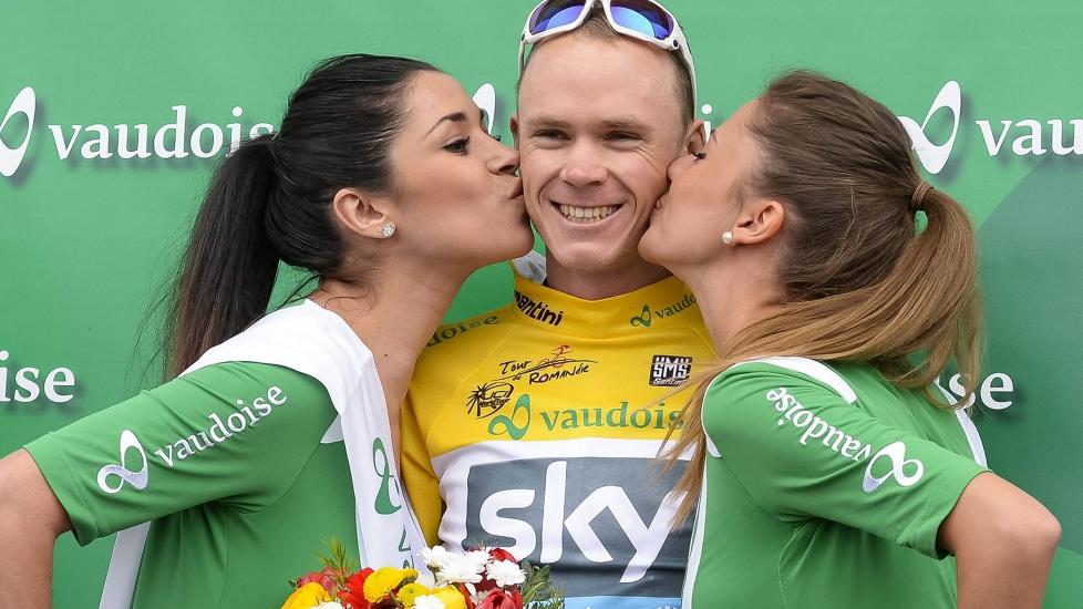 SEIERSKYSS: Chris Froome vant med over et minutt sammenlagt i Tour de Romandie, og fikk velfortjente kyss fra podiumspikene i etterkant. Foto: EPA / JEAN-CHRISTOPHE BOTT / NTB SCANPIX