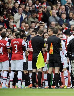 Her står Arsenal æresvakt for van Persie. Like etter mistet han ballen og eksklubben scoret