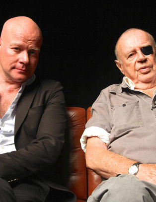 �To middelaldrende menn diskuterer mannsrollens krise foran en taus, naken kvinne.�