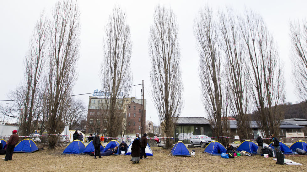 B�R F� HJELP: �Man st�tter ikke n�dvendigvis tigging ved et slikt tilbud, slik som man ikke n�dvendigvis st�tter rusmisbruk ved � tilby husly til en rusmisbruker�, skriver kronikkforfatteren om santit�rbrakka I Kristiansand. Denne uka opprettet noen rom en leir i Middelalderparken i Oslo, men de fikk ikke bli der. Foto: Vegard Gr�tt / NTB Scanpix