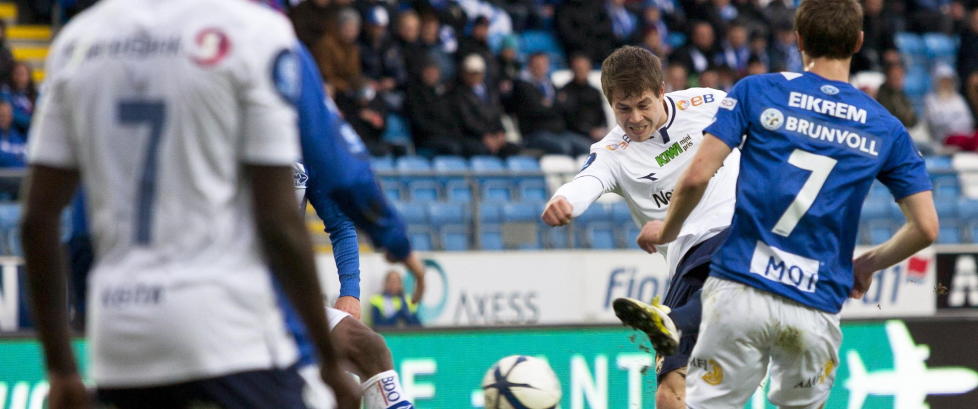  LEKKERT M�L:  Noen centimeter plass var alt Lars-Christopher Vilsvik trengte for � lage 1 - 0 til Str�msgodset p� vakkert vis. FOTO: Svein Ove Ekornesv�g / NTB scanpix.