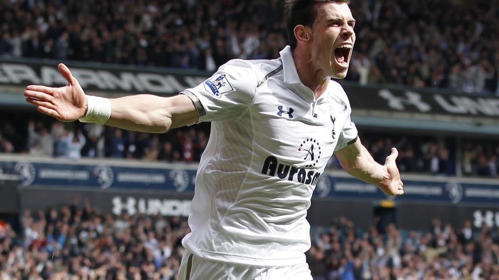 STORESLEM: Gareth Bale vant prisen for �rets spiller og �rets unge spiller p� den engelske spillerforeningens �rlige premieutdeling. Foto: AFP PHOTO / IAN KINGTON / NTB SCANPIX