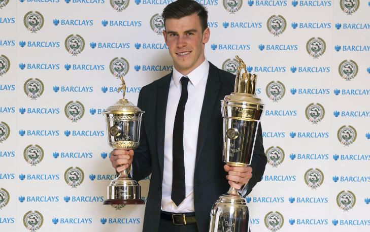 SEIERSGLIS: Gareth Bale vant b�de �rets spiller og �rets unge spiller i Premier League av PFA. Foto: AP Photo / PA / NTB SCANPIX