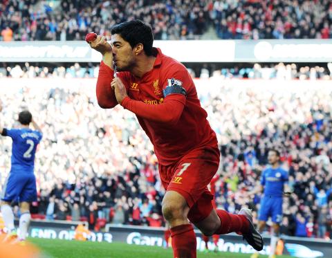DERFOR BLE HAN NOMINERT: Luis Suarez har feiret ligascoringer hele 23 ganger denne sesongen. Foto: EPA / PETER POWELL / NTB SCANPIX