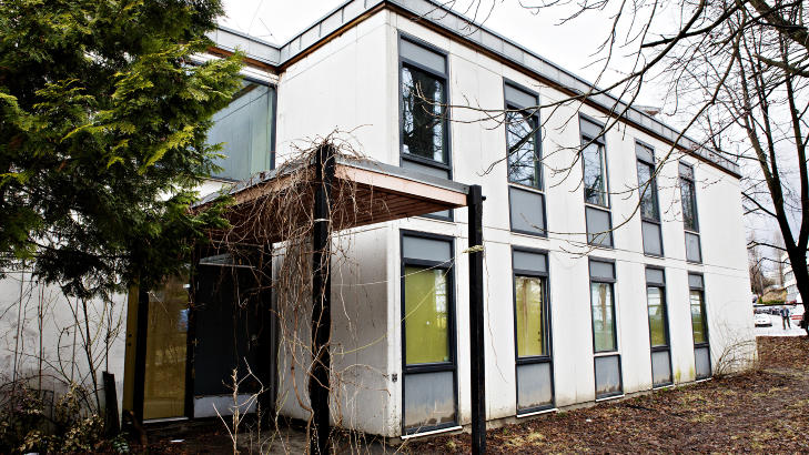 SKAL RIVES: Bygget p� Sk�yene hvor rundt 70 romfolk har tatt seg inn og sl�tt seg ned skal rives i l�pet av sommeren. Omsorgsbygg Oslo KF, som eier bygget, har bedt politiet om bistand til � fjerne okkupantene. Foto: Nina Hansen / Dagbladet