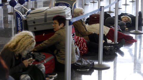 LYKKE ETTER K�EN: Halvannen m�ned er g�tt siden Finnair koblet Facebook med innsjekking. Det ligger mange kommentarer p� siden. Noen sier de gladelig ville betalt ekstra for � vite at de skal sitte ved siden av et pent fjes etter k�en. Andre kan tenke seg � bytte ut bildet p� Facebook for � slippe tiln�rmelser. Her sitter Finnair-passasjerer i k� p� John F. Kennedy i New York ved en tidligere anledning. Foto: SETH WENIG / AP / NTB SCANPIX