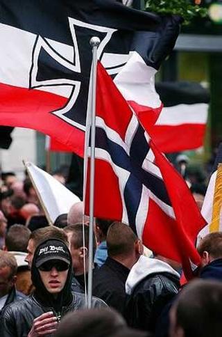 Norske flagg: Det var også nordmenn med da nynazistene marsjerte i Berlin i 2005. Foto: Gorm K. Gaare Norske flagg: Det var også nordmenn med da nynazistene marsjerte i Berlin i 2005. Foto: Gorm K. Gaare