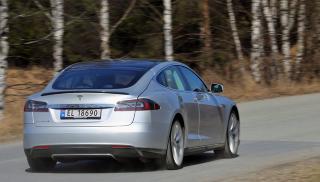 SPARKER FRA: Et hardt trykk p� gassen og Tesla Model S stormer avg�rde. Bilen er nesten uvirkelig rask, s�rlig n�r du tar st�rrelse og vekt i betraktning. FOTO: Terje Bj�rnsen