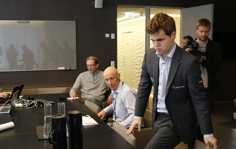  FOKUSERT:  Magnus Carlsen m�tte pressen i dag. Han tror ikke Vishy Anand blir et lett bytte, tross aldersforskjellen. Foto: Erlend Aas / NTB scanpix