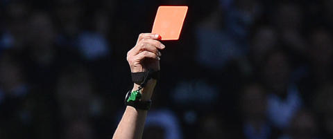 Dommeren fikk r�dt kort