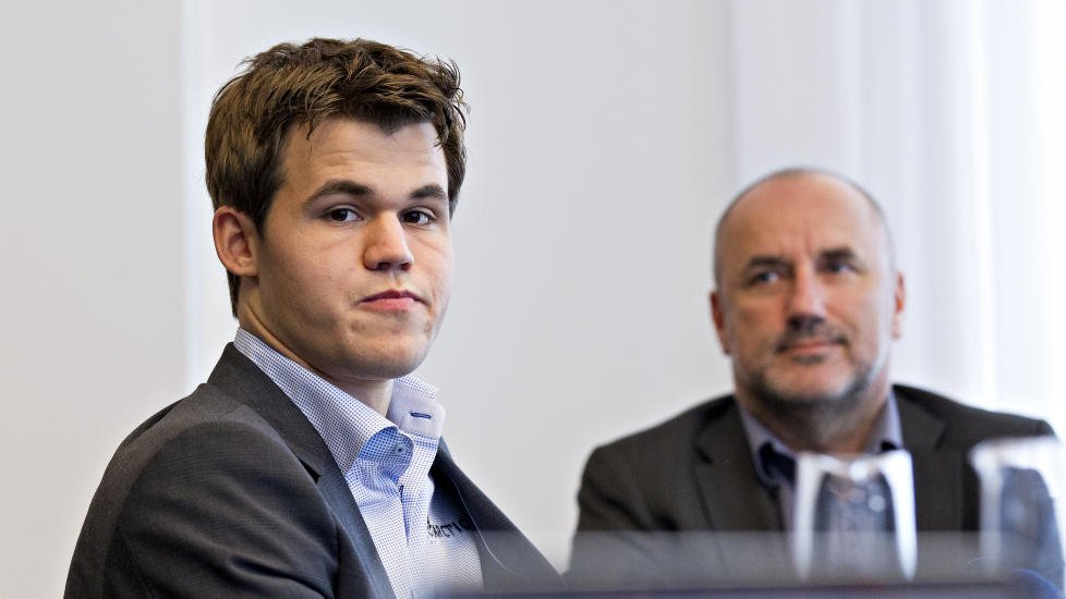 VIL HA NY VURDERING: Magnus Carlsen og hans manager Espen Agdestein jobber for � unng� at VM-kampen mellom Carlsen og Vishy Anand skal spilles i Anands hjemland India. Foto: Torbj�rn Berg / Dagbladet